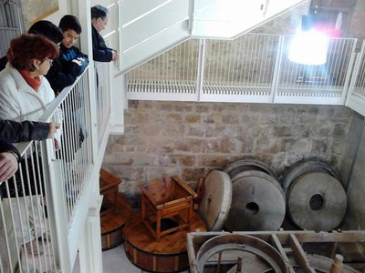 Foto d'arxiu de l'interior del Molí de Sant Anastasi per on passa la séquia de Fontanet.