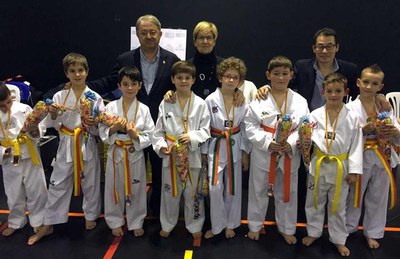 La tinent d'alcalde Parra i el regidor Cerdà, amb el delegat federatiu, han lliurat les medalles.