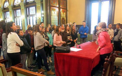 La tinent d'alcalde Montse Parra ha acompanyat els estudiants durant la visita.