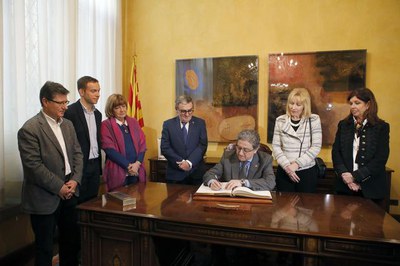 Recepció oficial al delegat del govern a Catalunya, Enric Millo, qui ha signat a llibre d'or de la ciutat..