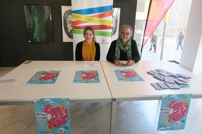 El tinent d'alcalde Xavier Rodamilans i la dissenyadora de la nova Agenda Jove, Raquel Zazuerca, en la presentació de la nova edició de l'Agenda Jove….