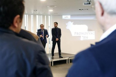 L'alcalde, Àngel Ros, i el director dels SSTT d'Agricultura a Lleida, Ferran De Noguera, en el lliurament de Premis Pronosvac.