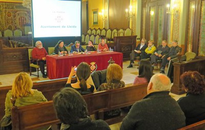 L'alcalde Ros ha felicitat les autores de la "Guia del Quixot per terres de parla catalana", Annabel Encontra i Alexandra Cuadrat, de l’editorial Apo….