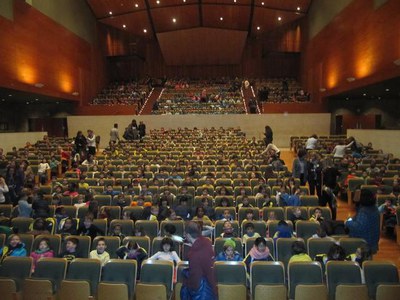 1.500 alumnes de 1r de primària i mestres de 35 centres educatius de Lleida i comarques van assistir a l’audició escolar “Els tomballons. Música i da….
