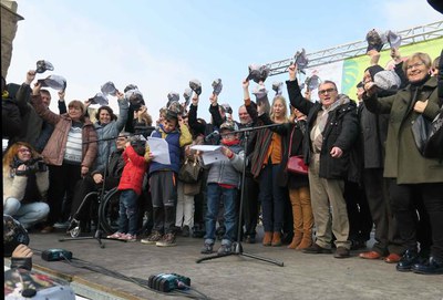 Les autoritats també van moure la gorra solidària.
