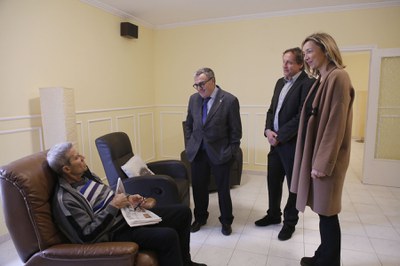 L'alcalde, Àngel Ros, amb el gerent del Centre Geriàtric Lleida, Jaume Mitjana, saludant els àvis i les àvies del centre residencial.