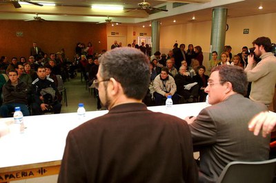 L'alcalde i el conseller Milà amb els afectats.