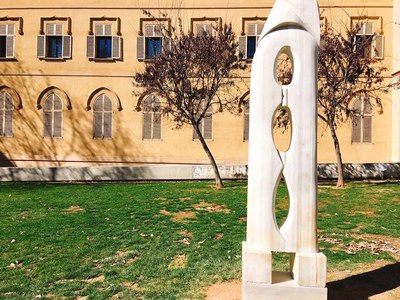 L'escultura restarà davant l'edifici de la UdL, un lloc que li hagués agradat molt a l'artista, segons el seu fill.