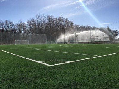 Imatge del camp de gespa artificial del CF Pardinyes, ja finalitzat..
