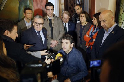 El pilot lleidatà ha visitat la Paeria per explicar la seva experiència al Dakar 2017 i el projecte de cara al 2018.