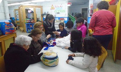 Amb aquesta iniciativa es continua promovent l’apropament entre els nenes i les nenes i les persones grans, mitjançant el desenvolupament d’activitat….