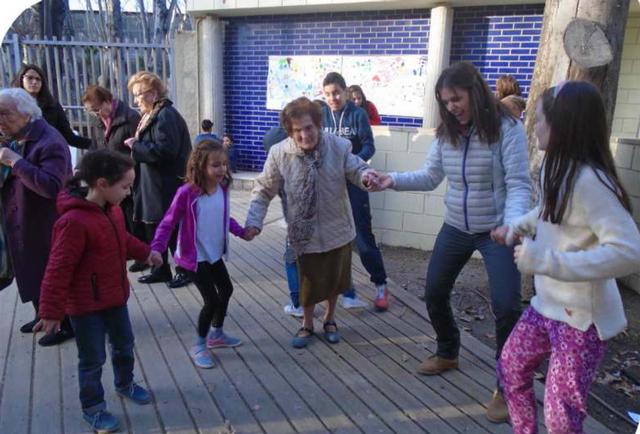 Els infants participen en tot un seguit d’activitats intergeneracionals com: jocs tradicionals, jocs de taula actuals, jocs de rotllana, diferents tallers manuals, així com ballar i cantar cançons