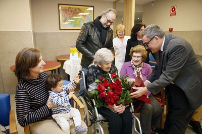 L'alcalde Ros ha lliurat un ram de flors a Francisca Argüeso.