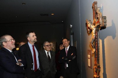 Visita al Museu de Lleida per veure les sis peces gòtiques i romàniques rebudes d'alt valor patrimonial provinents del MNAC.