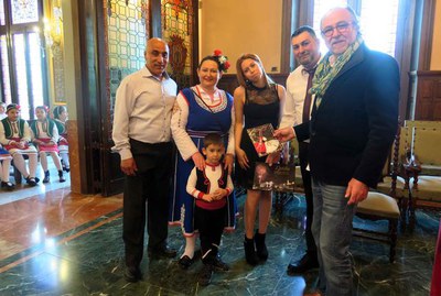 Intercanvi institucional d'obsequis durant la recepció.