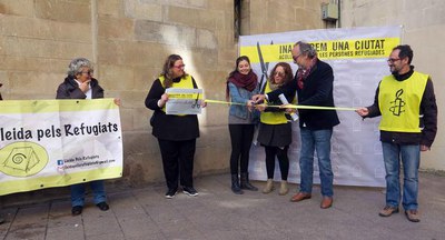 Simbolitzant la inauguració del moment que Lleida passa a ser ciutat acollidora.