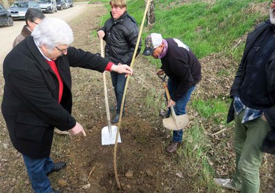 Els representants del moviment veïnal i de les entitats ciutadanes també han agafat la pala.