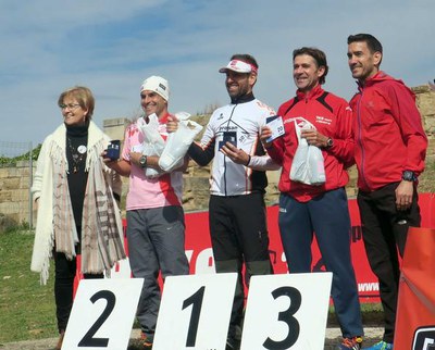 Podi masculí, amb la tinent d'alcalde Parra lliurant els trofeus.