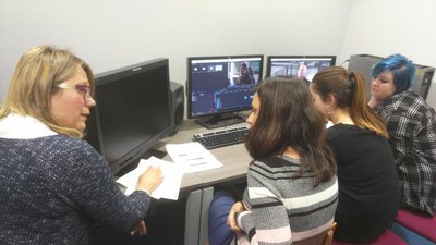 Els alumnes elaboren un treball sobre els estudis d'equitació.