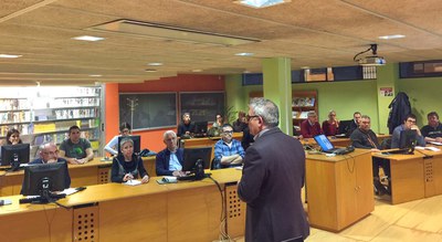 El tinent d'alcalde Joan Gómez ha saludat les entitats inscrites en les jornades informatives per obtenir la signatura digital, a la Mediateca Munici….