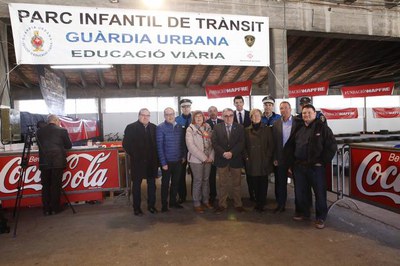 L'alcalde, amb la tinent d'alcalde M.Parra i la regidora S. Mestres, els responsables de la Guàrdia Urbana i els representants de les empreses col·la….