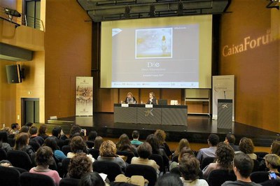 La regidora Sara Mestre ha donat la benvinguda a les persones que s'han inscrit a la jornada "Dona i Emprenedoria".