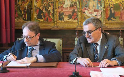 El paer en cap, Àngel Ros, i el director corporatiu de l’Àrea Social de la Fundació Bancària ”la Caixa”, Marc Simón, han signat l'acord sobre program….