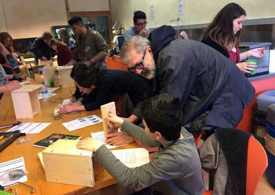 El tinent d'alcalde Fèlix Larrosa ha visitat el taller.