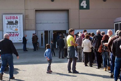 Cues per entrar als pavellons.