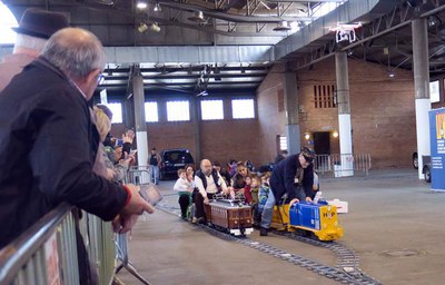 Els més menuts han tingut un atractiu en poder passejar-se amb els trens en miniatura.