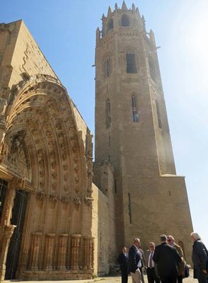 També es faran obres de caràcter immediat, com les restauracions de la Porta dels Apòstols, de les cobertes del claustre i del campanar, que compten ….