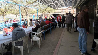 Un centenar de socis de la petanca han participat en l'esmorzar popular.
