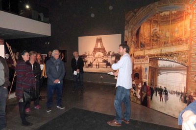 El comissari de l'exposició i musicòleg Joaquim Rabaseda ha fet de guia als visitants.