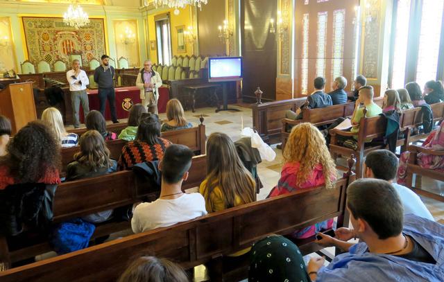 El tinent d'alcalde Joan Gómez, en la recepció d'aquest matí a la Paeria, als alumnes de l’IES Ronda i l’INS Torrevicens que han viscut la realitat dels campaments, en el 6è any que es fa aquest viatge en el marc dels Cicles formatius a Terreny