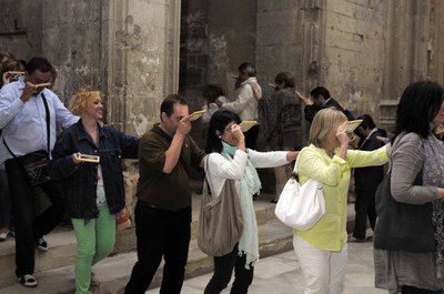 Imatge d'arxiu. Amb l’ajuda d’uns miralls, a l'activitat "Enigmes de la Seu Vella" es poden observar detalls al sostre del claustre per saber una mic….