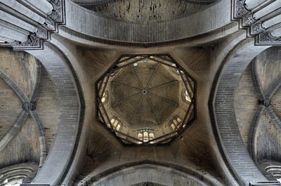 L'activitat “Enigmes de la Seu Vella” convida a descobrir la geometria i el simbolisme del conjunt monumental.