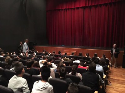 El tinent d’alcalde i regidor de Participació Ciutadana, Drets Civils i Cooperació, Joan Gómez, ha donat la benvinguda i ha saludat als alumnes que h….