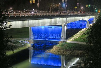La façana de la Paeria i el Pont Vell s’han il·luminat aquest vespre de color blau amb motiu del Dia Mundial de l’Aigua.