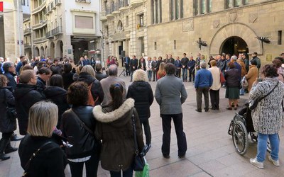 Minut de silenci a la plaça de la Paeria per condemnar l’atemptat d'ahir a Londres.