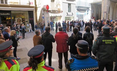 Minut de silenci a la plaça de la Paeria per rebutjar els fets ocorreguts ahir a Londres.