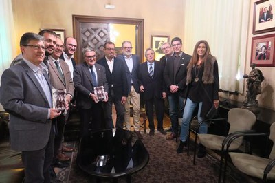 La recepció institucional prèvia a la presentació del llibre ha comptat amb la presència de l'alcalde Siurana i de l'expresident del FCB, Sandro Rose….