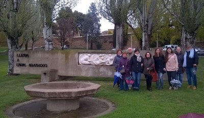 Alguns dels participants en la visita l'han volguda immortalitzar davant el monument a Granados.