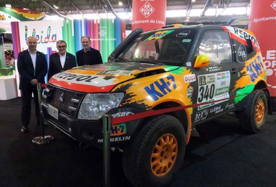El cotxe d'Isidre Esteve al Dakar, exposat a l'estand de la Paeria del Saló de l'Esport i el Turisme de Muntanya.
