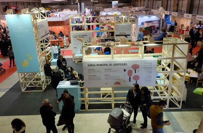 Estand de la Paeria a Petitàlia, dissenyat pels alumnes de l'Escola d'Art Municipal Leandre Cristòfol.