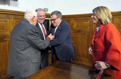 L'alcalde Ros saluda el president Reñé i Josep Vallverdú al finalitzar l'acte acadèmic.
