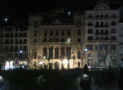 La façana de la Paeria també ha quedat a les fosques.