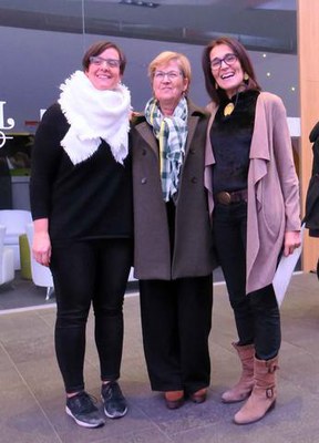 La tinent d'alcalde Montse Parra i Imma Juanós, abans de la lectura del manifest.