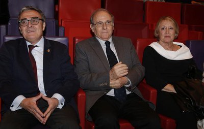 L'alcalde de Lleida, Àngel Ros, amb el Premi d'Honor de la Mostra d'enguany, Emilio Gutiérrez Caba, i la presidenta de l'Acadèmia del Cine Espanyol, ….