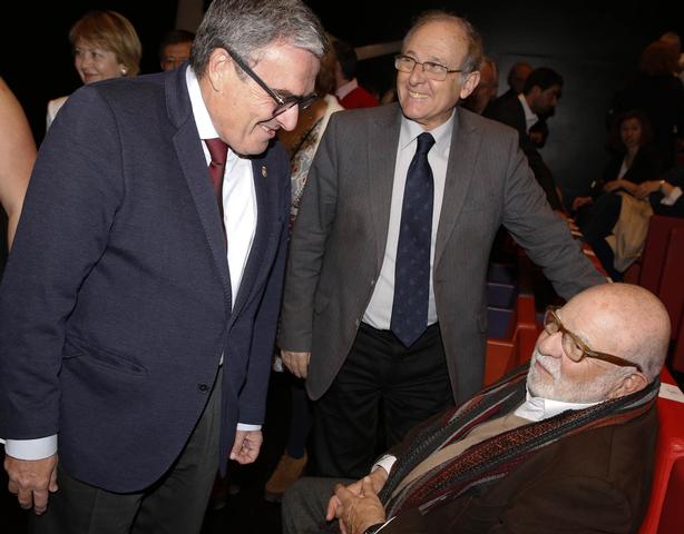 L'alcalde Ros, amb l'actor Emilio Gutiérrez Caba i el crític de cinema Jaume Figueras, a la Llotja