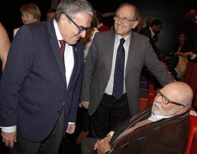L'alcalde Ros, amb l'actor Emilio Gutiérrez Caba i el crític de cinema Jaume Figueras, a la Llotja.